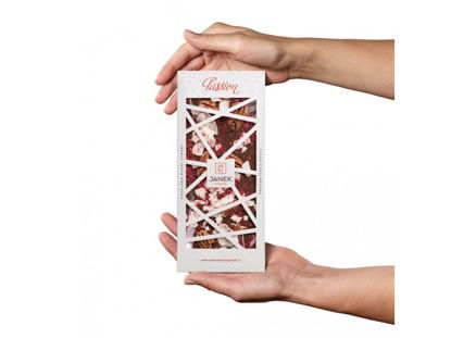 Obrázek //Mléčná čokoláda Passion s kokosem, pekanovými ořechy a malinami 100g Janek